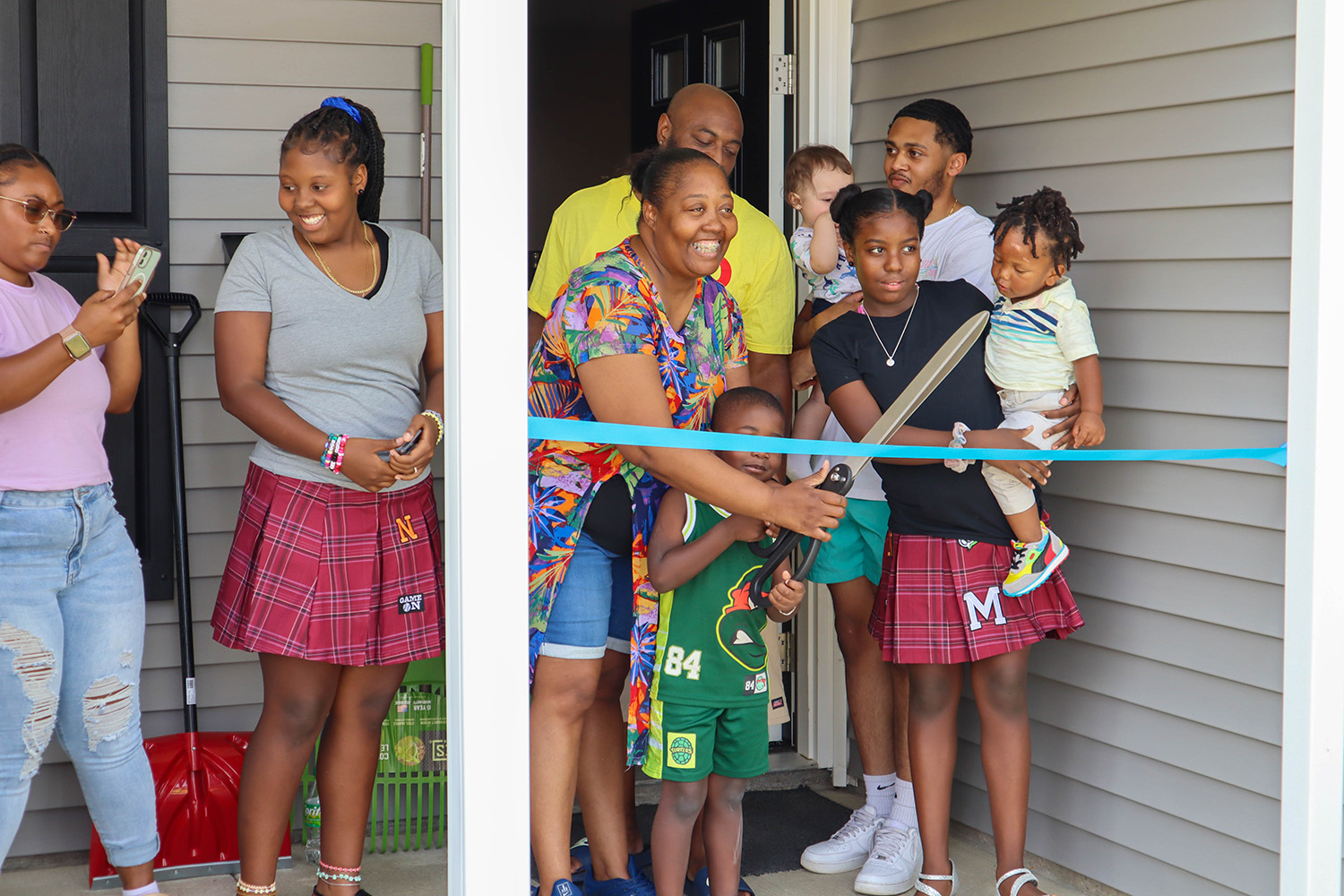 Jessica and her family cutting the ribbon
